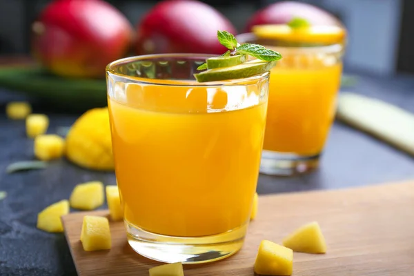 Glas smakelijk mangosap op tafel — Stockfoto