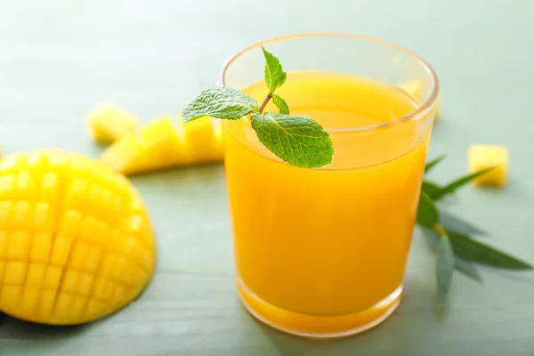 Ποτήρι νόστιμο χυμό μάνγκο στο τραπέζι — Φωτογραφία Αρχείου