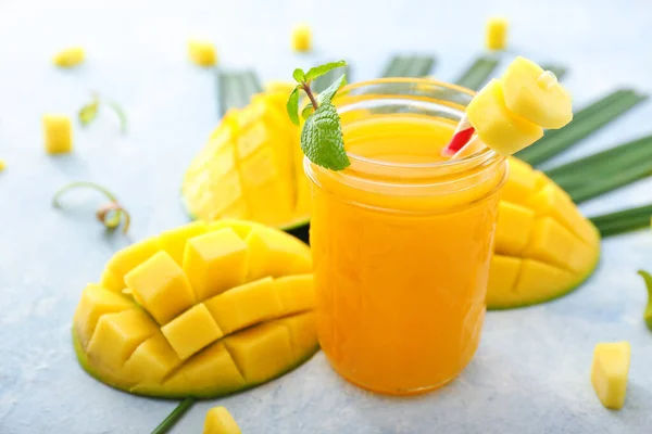 Een pot smakelijk mangosap op tafel. — Stockfoto