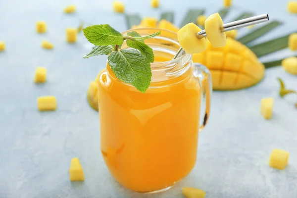Mason pot smakelijk mango sap op tafel — Stockfoto