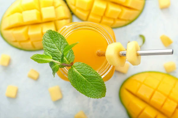 Mason sklenice chutné mango šťávy na stole — Stock fotografie