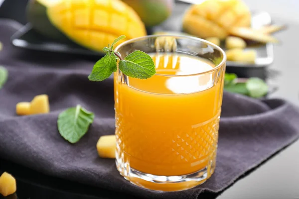 Glas smakelijk mangosap op tafel — Stockfoto