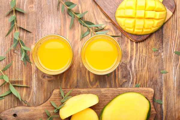 Samenstelling met lekkere mango en sap op tafel — Stockfoto