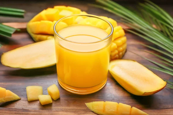 Glas smakelijk mangosap op tafel — Stockfoto