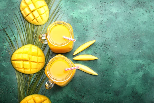 Composición con sabroso mango y jugo sobre fondo de color —  Fotos de Stock