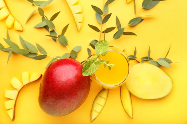 Σύνθεση με νόστιμο μάνγκο και χυμό σε φόντο χρώμα — Φωτογραφία Αρχείου