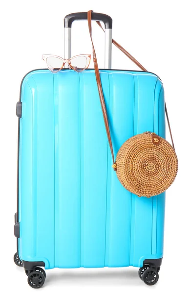 Valigia, borsa e bicchieri confezionati su sfondo bianco. Concetto di viaggio — Foto Stock