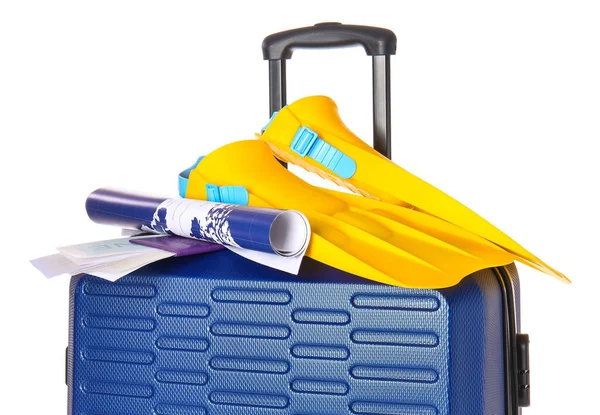 Gepackter Koffer, Paddel, Weltkarte und Dokumente auf weißem Hintergrund. Reisekonzept — Stockfoto