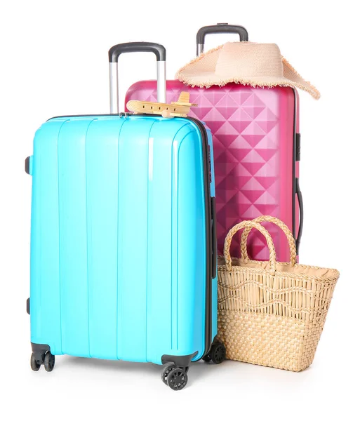 Gepackte Koffer, Hut und Spielzeugflugzeug auf weißem Hintergrund. Reisekonzept — Stockfoto