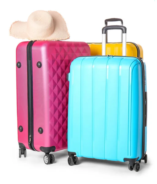 Gepackte Koffer und Hut auf weißem Hintergrund. Reisekonzept — Stockfoto