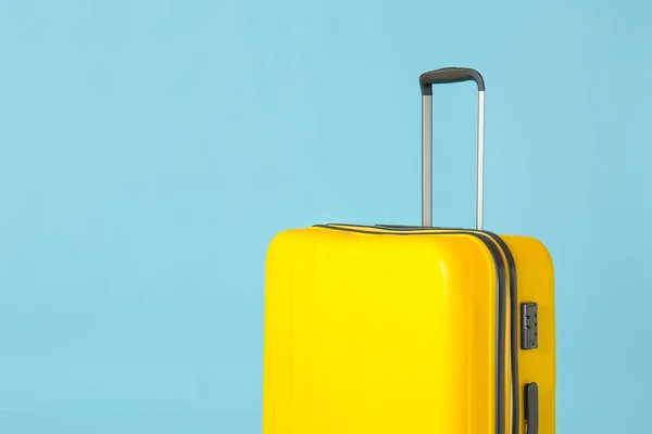 Συσκευασμένη βαλίτσα σε έγχρωμο φόντο. Ταξιδιωτική έννοια — Φωτογραφία Αρχείου