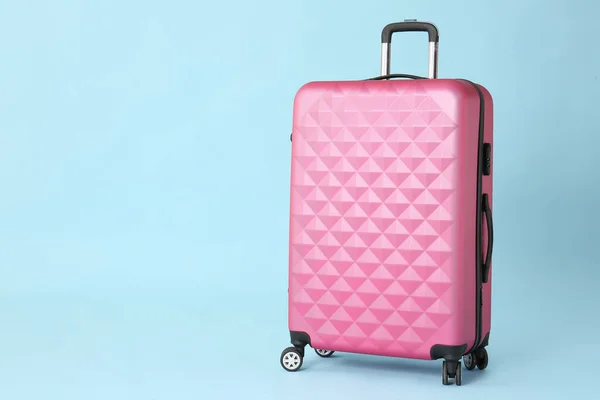 Koffer gepackt auf farbigem Hintergrund. Reisekonzept — Stockfoto