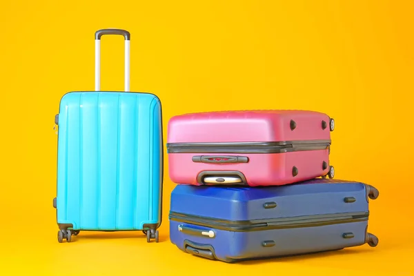 Spakowane walizki na kolorowym tle. Koncepcja podróży — Zdjęcie stockowe