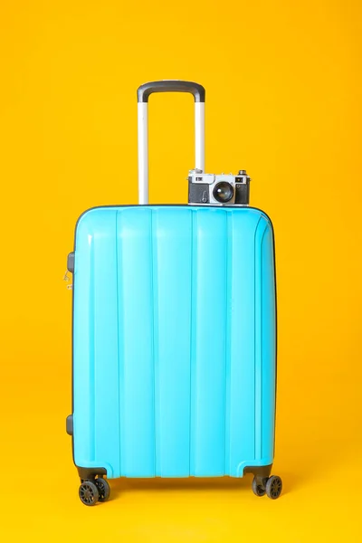 包装好的手提箱和彩色背景的照相相机. 旅行概念 — 图库照片