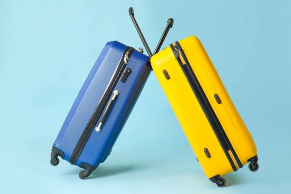 Συσκευασμένες βαλίτσες σε έγχρωμο φόντο. Ταξιδιωτική έννοια — Φωτογραφία Αρχείου