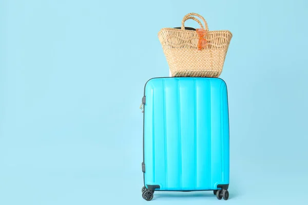 Mala embalada e saco de praia no fundo de cor. Conceito de viagem — Fotografia de Stock