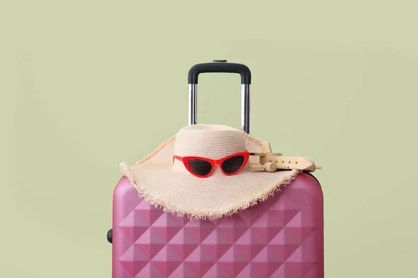 Packed suitcase, hat and glasses on color background. Travel concept — Stock Photo, Image