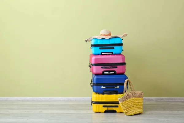 Упаковані валізи біля кольорової стіни. Концепція подорожей — стокове фото