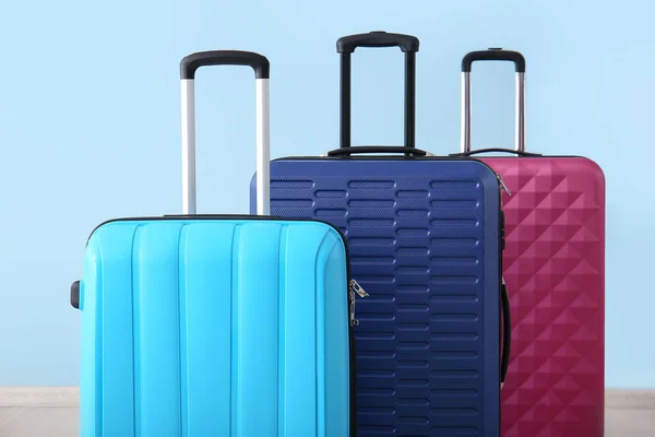 Gepackte Koffer auf farbigem Hintergrund. Reisekonzept — Stockfoto