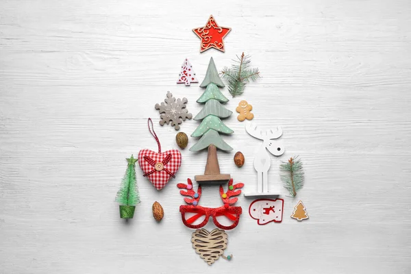 漂亮的圣诞树，由白色木制背景装饰而成 — 图库照片