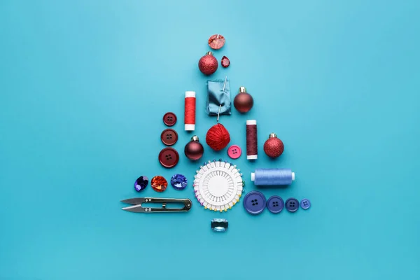 色の背景に供給を縫製で作られた美しいクリスマスツリー — ストック写真