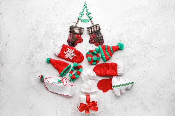 Bela árvore de Natal feita de chapéus de malha e mitenes no fundo claro — Fotografia de Stock