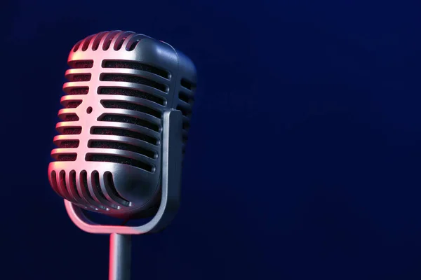 Retro mikrofon sötét színű háttér — Stock Fotó
