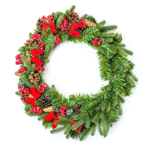 Hermosa corona de Navidad sobre fondo blanco — Foto de Stock