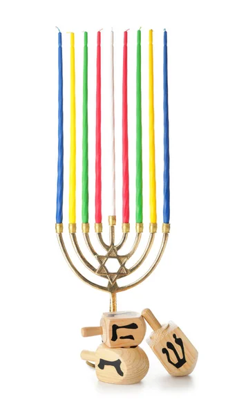 Menorah y dreidels para Hanukkah sobre fondo blanco —  Fotos de Stock