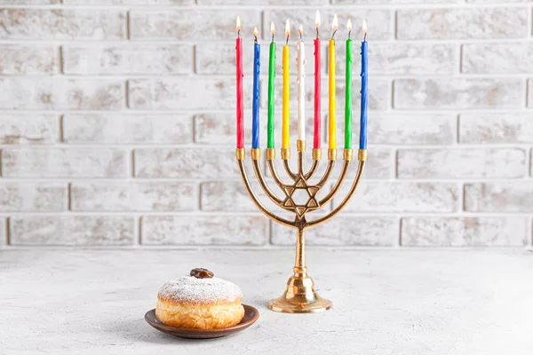 Menorah and donut for Hanukkah on table — 图库照片