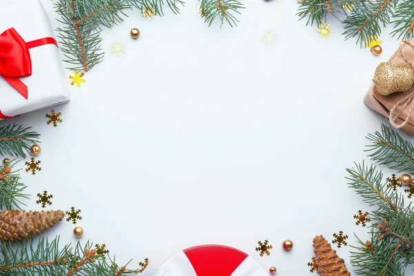 Vacker jul komposition med plats för text på vit bakgrund — Stockfoto