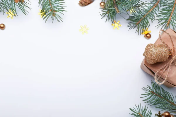 Vacker jul komposition på vit bakgrund — Stockfoto