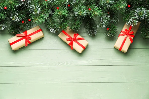 Σύνθεση με όμορφα κλαδιά χριστουγεννιάτικου δέντρου σε ξύλινο φόντο — Φωτογραφία Αρχείου