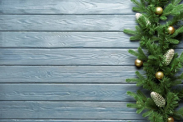 Composizione con bellissimi rami di albero di Natale su sfondo di legno — Foto Stock