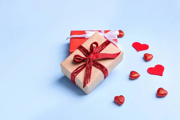 Gift boxes for Valentine's Day and red hearts on color background — Stock Photo, Image