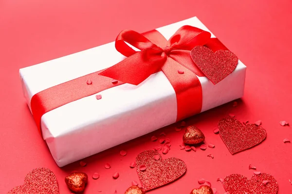 Caja de regalo para San Valentín y corazones rojos sobre fondo de color —  Fotos de Stock