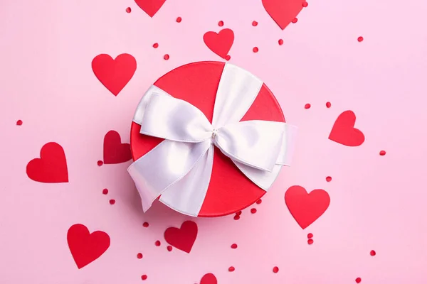 Ajándék doboz Valentin-napra és piros szív színes háttér — Stock Fotó