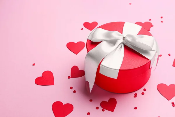 Ajándék doboz Valentin-napra és piros szív színes háttér — Stock Fotó
