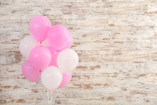 Tahta duvarın yanında hava balonları — Stok fotoğraf