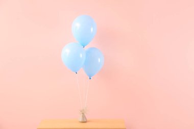 Masada renkli arka planda vazo olan hava balonları