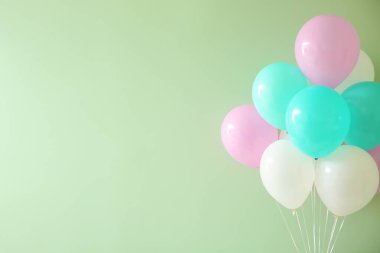 Renkli arka planda hava balonları