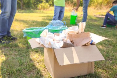 Dışarıdaki çöplerle dolu bir kutu. Geri dönüşüm kavramı
