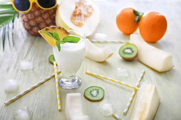 Composición con sabroso cóctel Pina Colada en la mesa — Foto de Stock