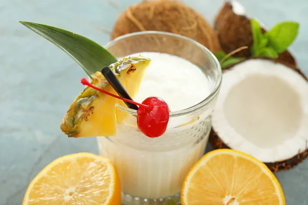 Copo de coquetel de Pina Colada saboroso e frutas na mesa, close-up — Fotografia de Stock