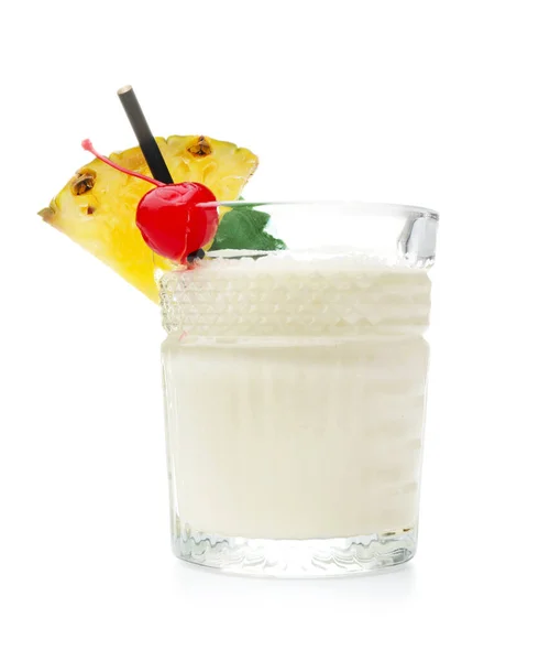 흰색 배경에 맛있는 피나 콜라다 칵테일 한 잔 — 스톡 사진
