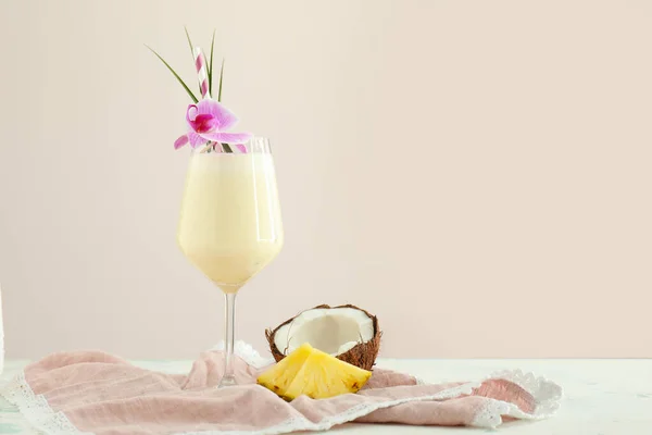 Glas välsmakande Pina Colada cocktail på bordet — Stockfoto