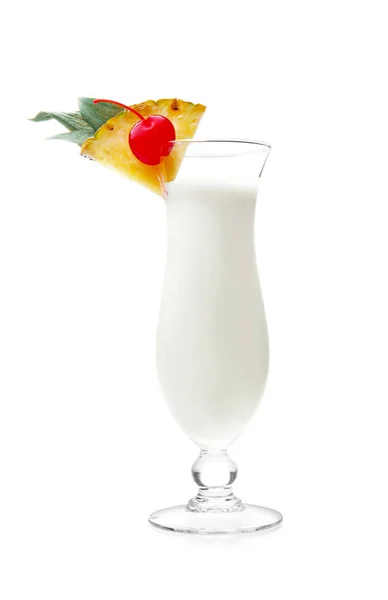 Glas välsmakande Pina Colada cocktail på vit bakgrund — Stockfoto