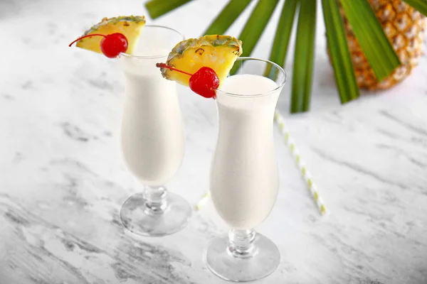 Copos de coquetel de Pina Colada saboroso na mesa — Fotografia de Stock