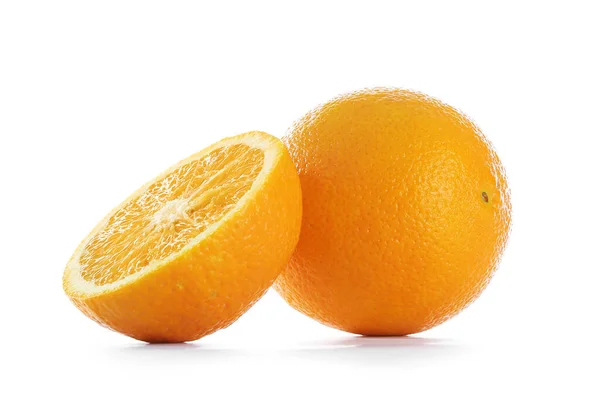 Mogna saftiga apelsiner på vit bakgrund — Stockfoto