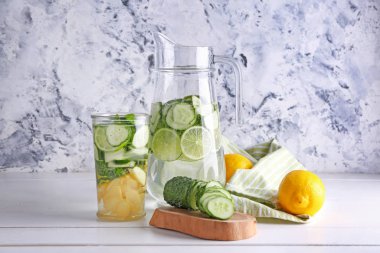 Masada bir bardak sağlıklı su var.